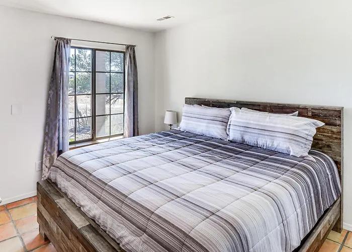 Firelit Nights By The Lake: Cozy Show Retreat Ferienhaus
